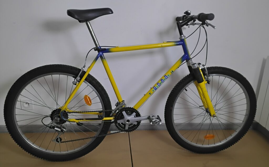 Peugeot jaune et bleu